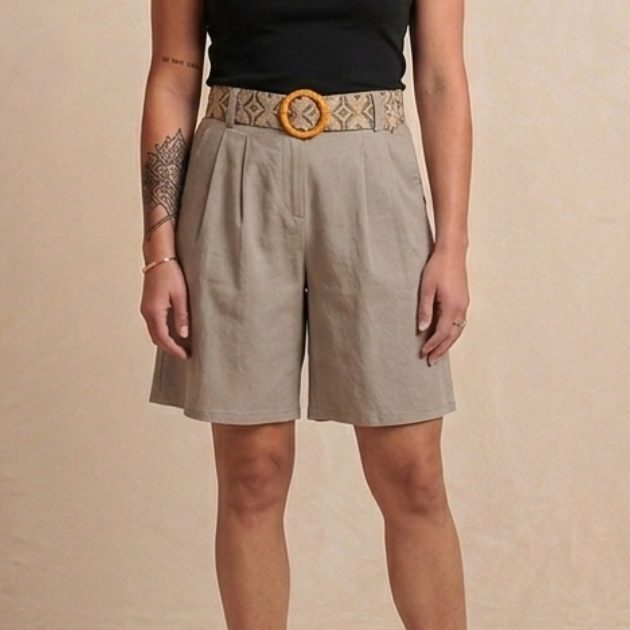 Short évasé en tissu avec ceinture
