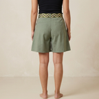 Short évasé en tissu avec ceinture